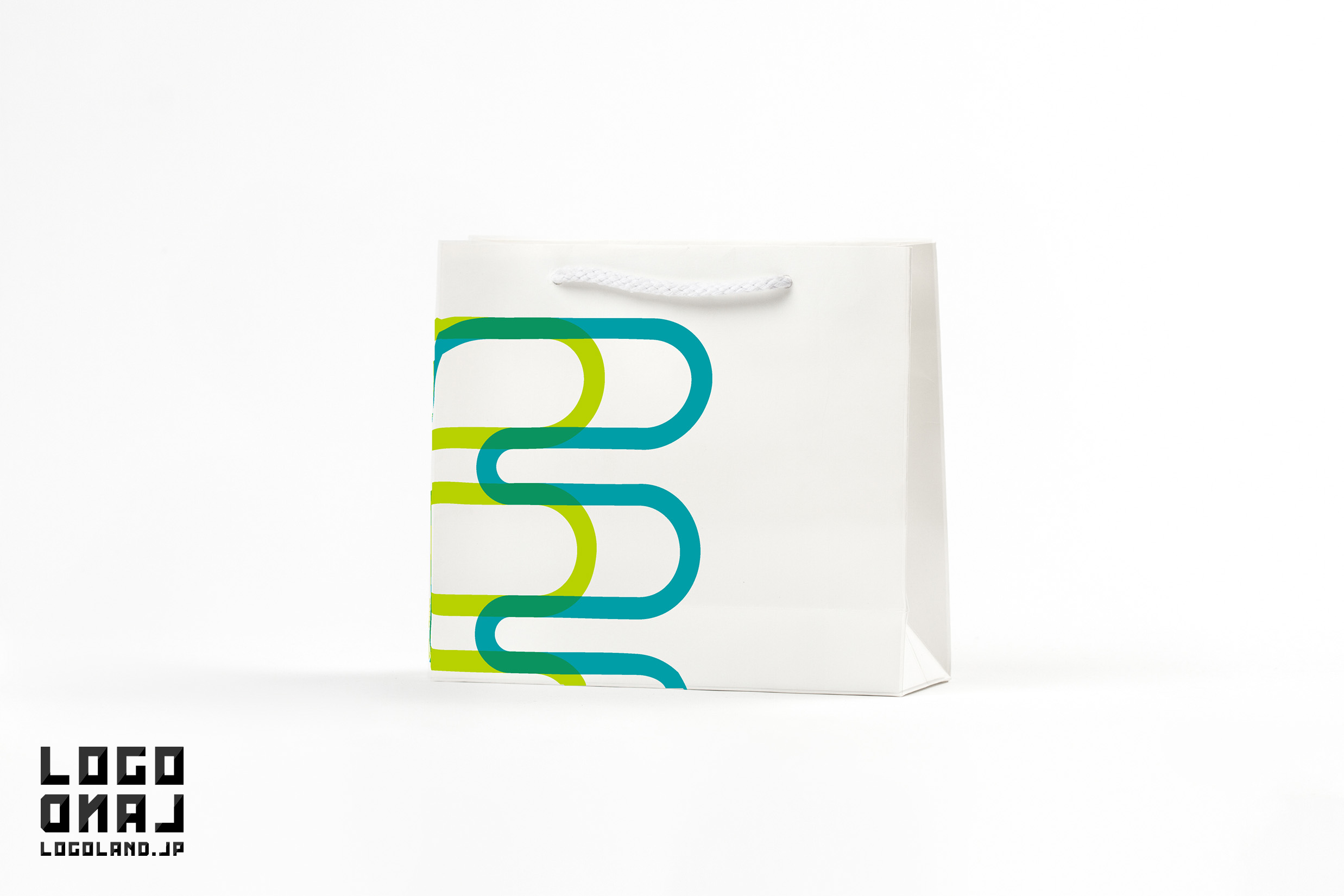 アルファベットのEをベースとした2本のラインが重なりつながりと調和を象徴するシンプルでやわらかく力強いロゴが入ったショッピングバッグ